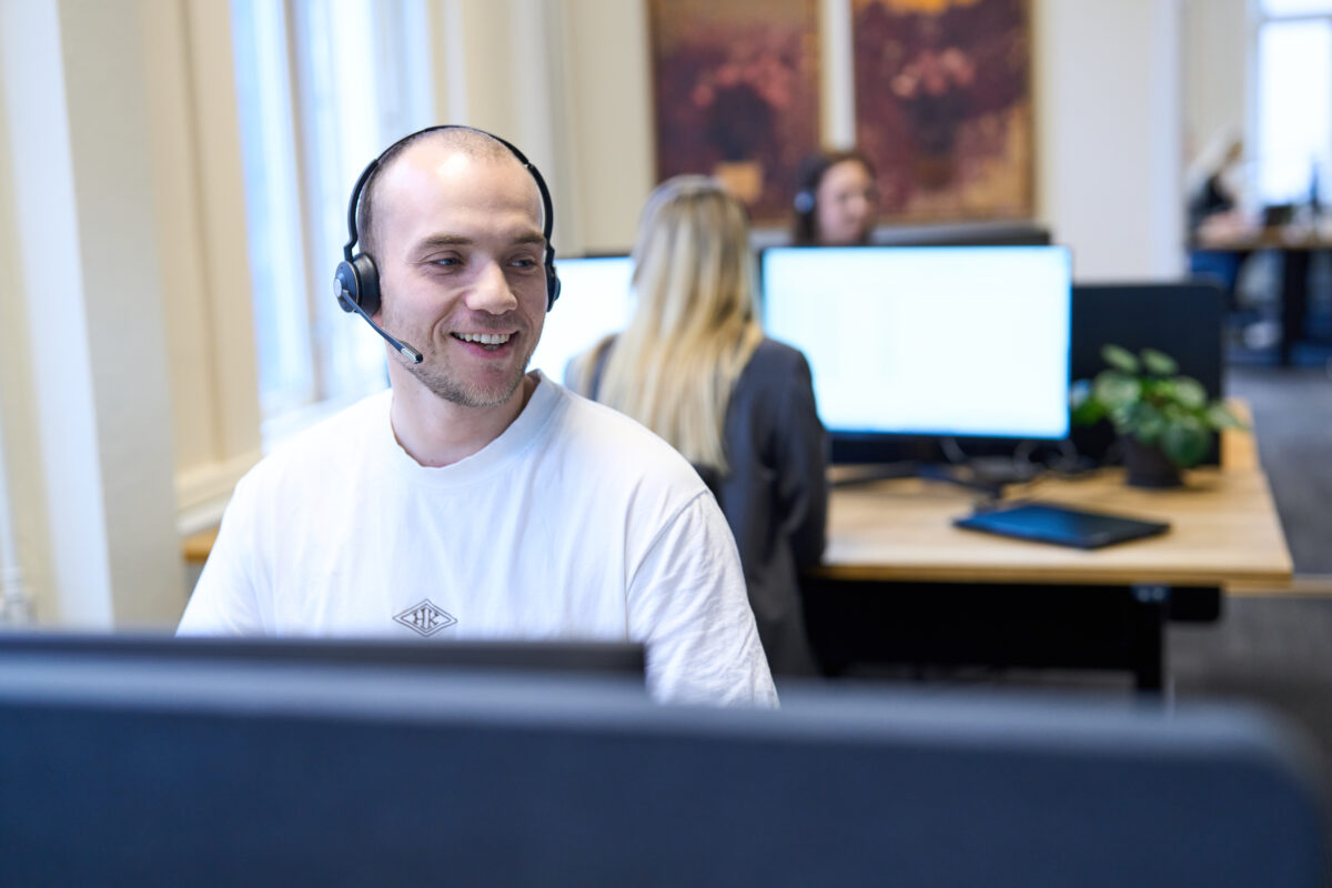 Rådgiver med headset, klar til at hjælpe kunder